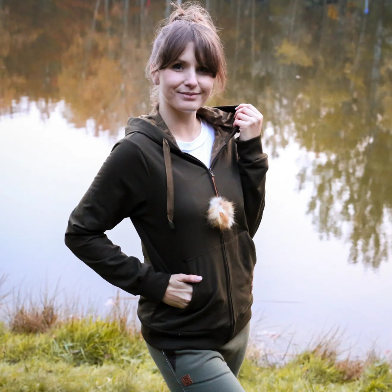 bluza_damska_taurus_olive_3.webp Taurus Bluzy, Bluzy Polarowe | Bluzy Polarowe | Bluza Damska Olive Deer z kapturem TA-072