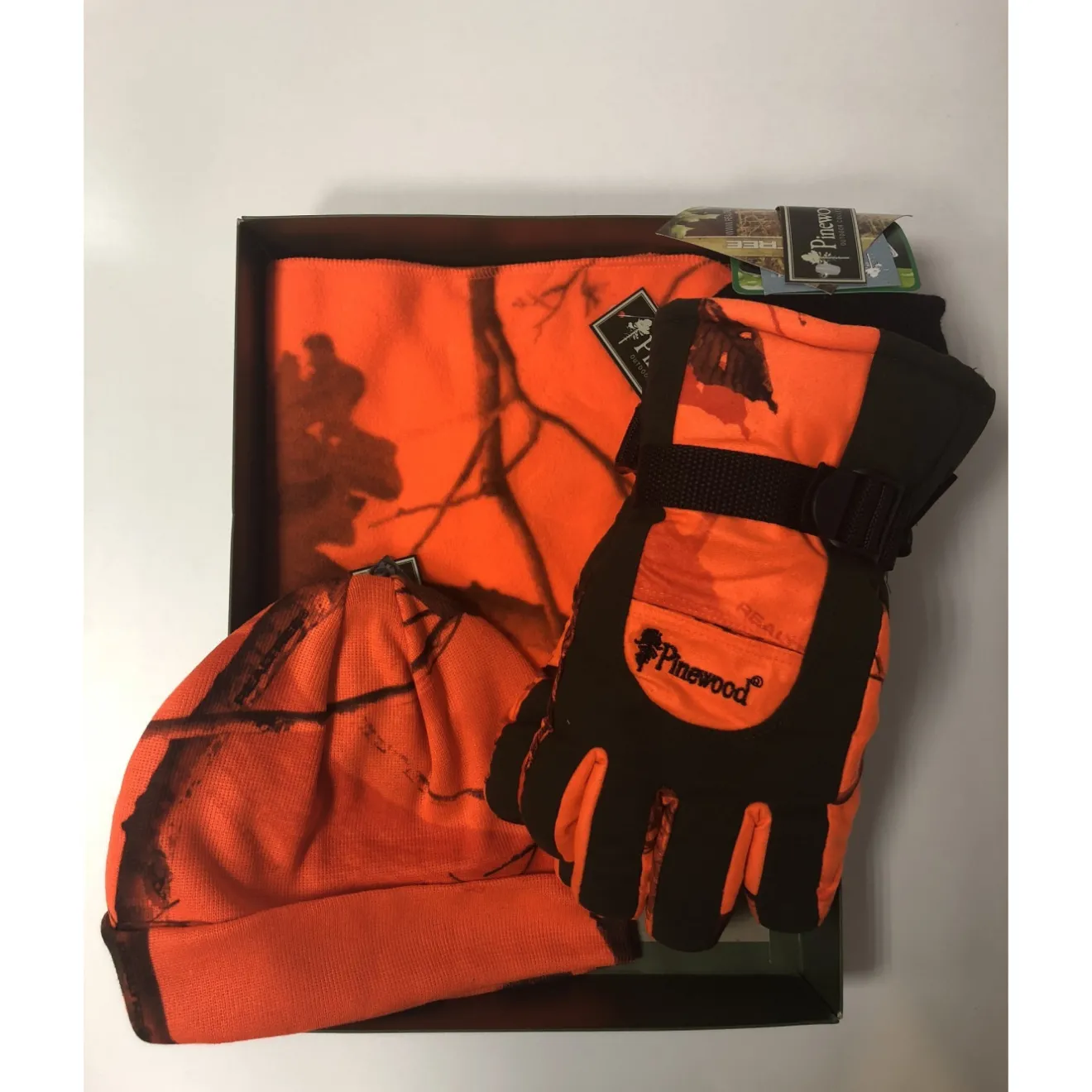 giftbox_pinewood_kamufla__0.webp Pinewood Pozostałe | Czapki, Kapelusze | GIFTBOX ® KAMUFLAŻ AP BLAZE 4403