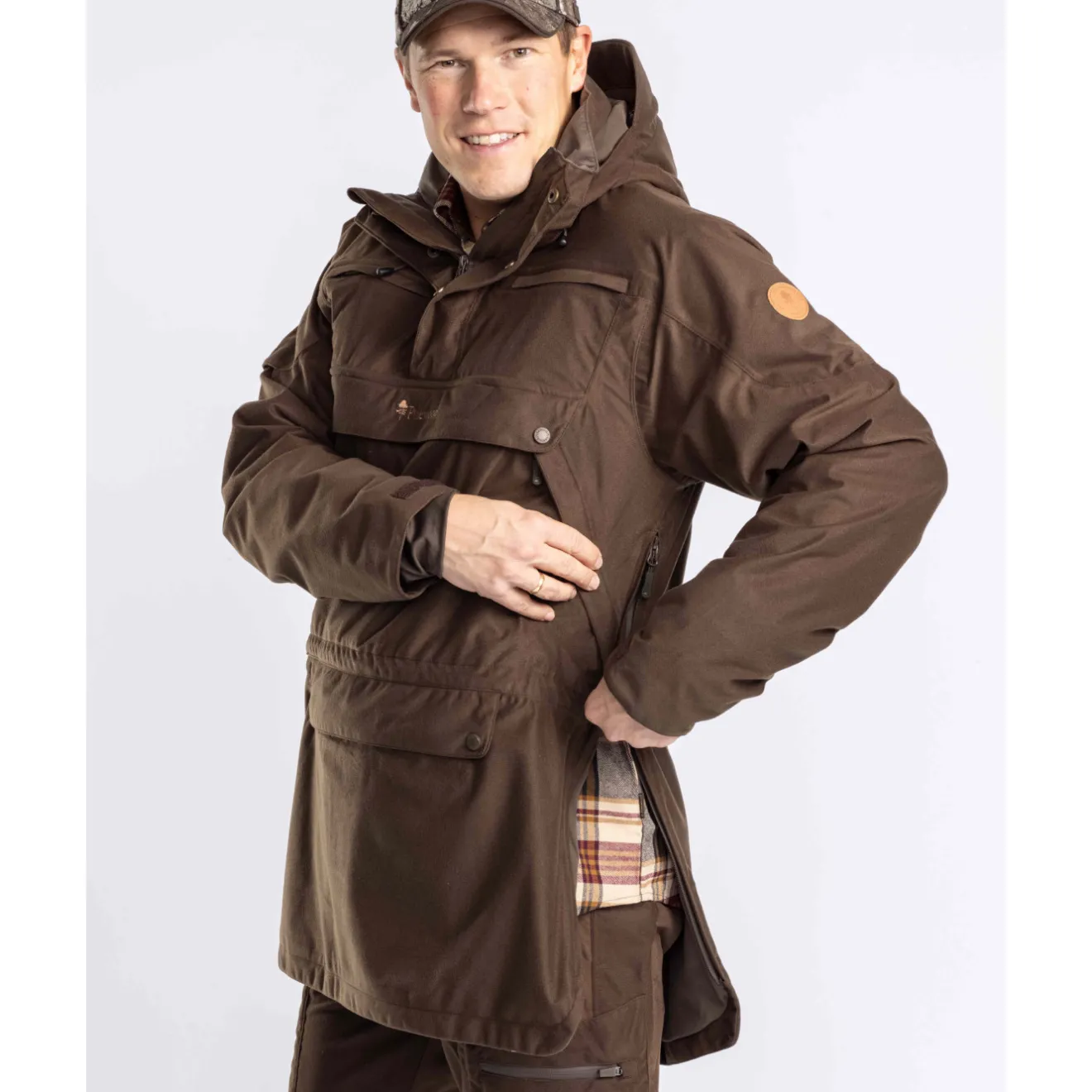 kurtka_mska_anarok_pinewo_5.webp Pinewood Kurtki, Płaszcze | Kurtki Myśliwskie | Kurtka męska anarok ® FURUDAL HUNTERS 2L SMOCK 5822